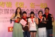 范玮琪忙公益变流动图书馆 草绿色长裙明媚动人