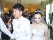 李小璐披白纱娇羞携贾乃亮出场 众星助阵排场足