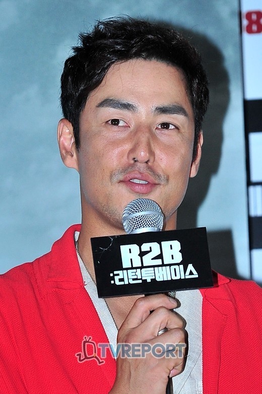 韩国首部空战片举行记者会 申世京红裙秀身材