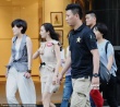 杨幂小露事业线获保安护驾 手伸衣服内频整内衣