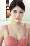 徐冬冬身穿红裙露曲线 贺中国奥运健儿凯旋归来