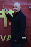 王全安身穿黑色西服踏上红毯 裁剪贴身霸气逼人