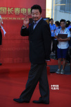 刘桦身穿黑色西服踏上红毯 笑容腼腆扮大叔卖萌