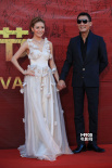 梁家辉牵手江若琳亲密走红毯 黑白组合独具亮点