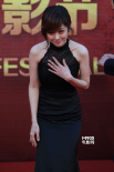 张娜拉黑色紧身礼服亮相 笑容甜美尽显婀娜身姿