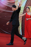 杨宗纬黑西服潇洒踏红毯 斜刘海造型秀潮人范儿