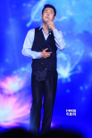 小沈陽(yáng)長(zhǎng)影節(jié)激情獻(xiàn)唱 登臺(tái)表演猶如“歌神”