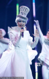 李宇春巡演“疯狂”上演 舞台妩媚皇后魅力尽显