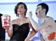 “生化危机5”首映米拉调戏“僵尸” 李冰冰缺席