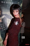 李冰冰否认被成龙占便宜 妩媚透视装参加首映