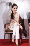 “万人迷”蓝燕 性感红色妖姬变身青春小萝莉