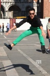 彭于晏威尼斯狂劈腿 黑衣绿裤拍写真大玩跳高高