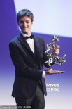 Fabrizio Falco获最佳新演员奖 笑容自信显帅气