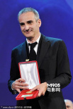 张曼玉前夫阿萨亚斯获最佳编剧奖 领奖绅士范足