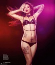俄罗斯纹身美女拍写真 秀性感身材展异域风情