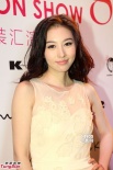 賈曉晨回應(yīng)與樊少皇戀情 抹胸小短裙性感亮相