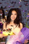 賈曉晨回應與樊少皇戀情 抹胸小短裙性感亮相