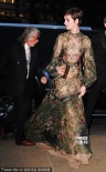 安妮·海瑟薇真空穿印花禮服 長(zhǎng)裙遭踩尾表情搞笑