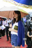 周冬雨助陣無車日雨中苦等 助理幫忙擦腿上泥沙