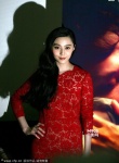 范冰冰鏤空紅裙盡顯豐腴好身材 與導(dǎo)演親昵互動(dòng)