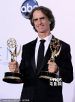 杰伊·罗奇获最佳迷你剧导演 手举奖杯笑逐颜开
