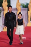 李晨黑西裝帥氣亮相 牽手小蘿莉踏金雞百花紅毯