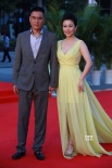 丁柳元深V裙透出女神范兒 牽手李強(qiáng)踏百花紅毯