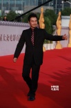 《房车奇遇》连凯红毯独自亮相 挥手致意精神佳