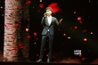 李克勤深情串烧电影歌曲 黑西装黄发风采依旧