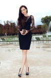 吴佩慈身穿黑色蕾丝短裙亮相 身姿婀娜秀白腿