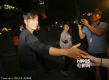 李秉宪出席活动黑衣帅气 和影迷亲切握手人气旺