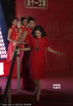 范冰冰紅裙錄晚會(huì) 引無(wú)數(shù)宅男粉絲求握手人氣爆棚