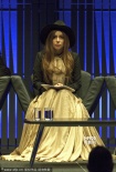 GaGa获“列侬洋子和平奖” 封胸裸色长裙显优雅