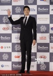刘智泰出席釜山电影节闭幕 一袭黑西装帅气亮相