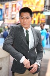 独家写真：郭富城纽约街头看报 黑超遮面气场足