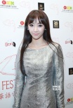 “英國萬像”上演“雨中曲” 中國影人紅毯吸睛