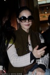 王菲“被離婚”不受影響 李亞鵬細心照料難掩笑