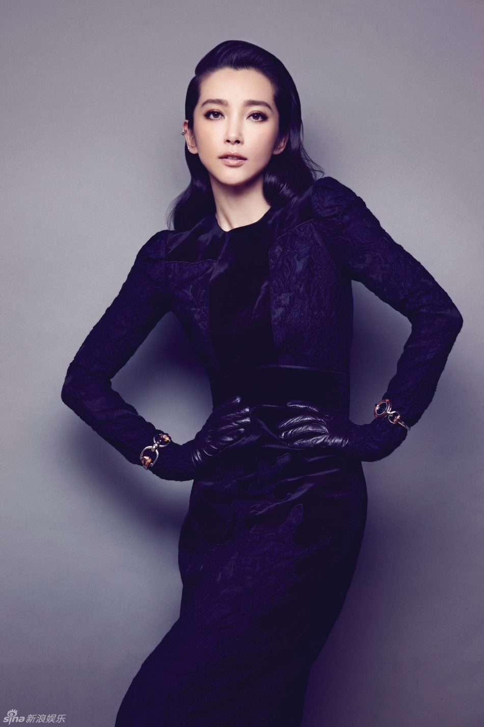 李冰冰登大马杂志妩媚妖娆 撅臀露大腿婀娜多姿