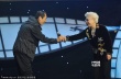 張藝謀90度鞠躬為秦怡頒獎(jiǎng) 陳佩斯、朱時(shí)茂亮相