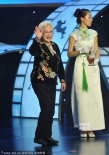 張藝謀90度鞠躬為秦怡頒獎(jiǎng) 陳佩斯、朱時(shí)茂亮相