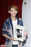 戴佩妮承認(rèn)婚期將近 為討好老板愿意被海浪卷走