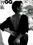 殷桃黑白写真露性感美背 慵懒卧沙发里长腿尽显