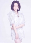张俪写真秀无瑕美肌 展示修长美腿演绎白色恋人