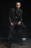 刘烨硬朗写真显熟男气概 黑色系上身面容冷酷