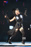 蔡依林性感百变广州开唱 趴地热舞大秀闪亮底裤