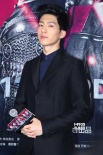 李宇春《血滴子》红毯披斗篷引混乱 帅过井柏然