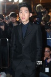 李宇春《血滴子》红毯披斗篷引混乱 帅过井柏然