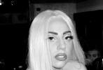 Lady GaGa献唱滚石演唱会 连体镂空上衣秀胸器