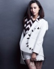 张歆艺遮胸翘臀登杂志封面 显成熟女人妩媚气质