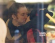 海瑟薇與老公當(dāng)街熱吻 滑雪度假武裝嚴(yán)實(shí)不露臉